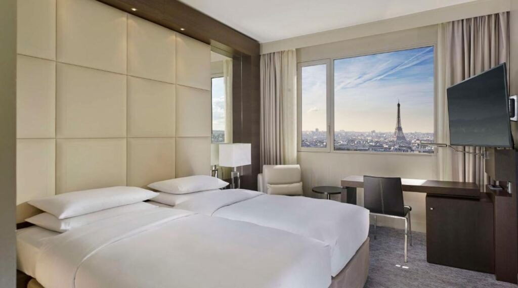 paris hotels with eiffel tower view and balcony